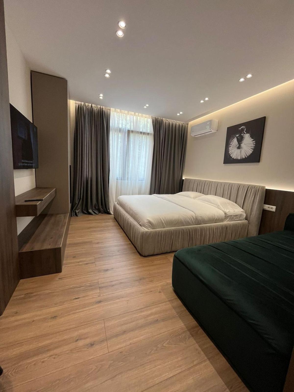 Lux Stay Tirana Bagian luar foto