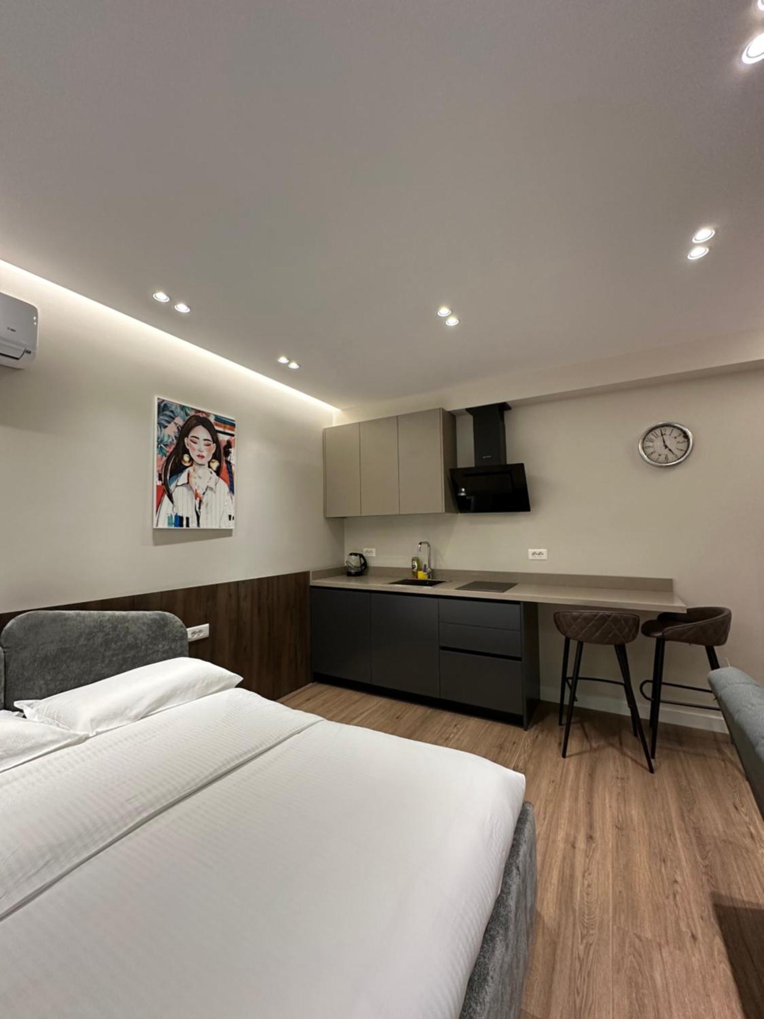 Lux Stay Tirana Bagian luar foto