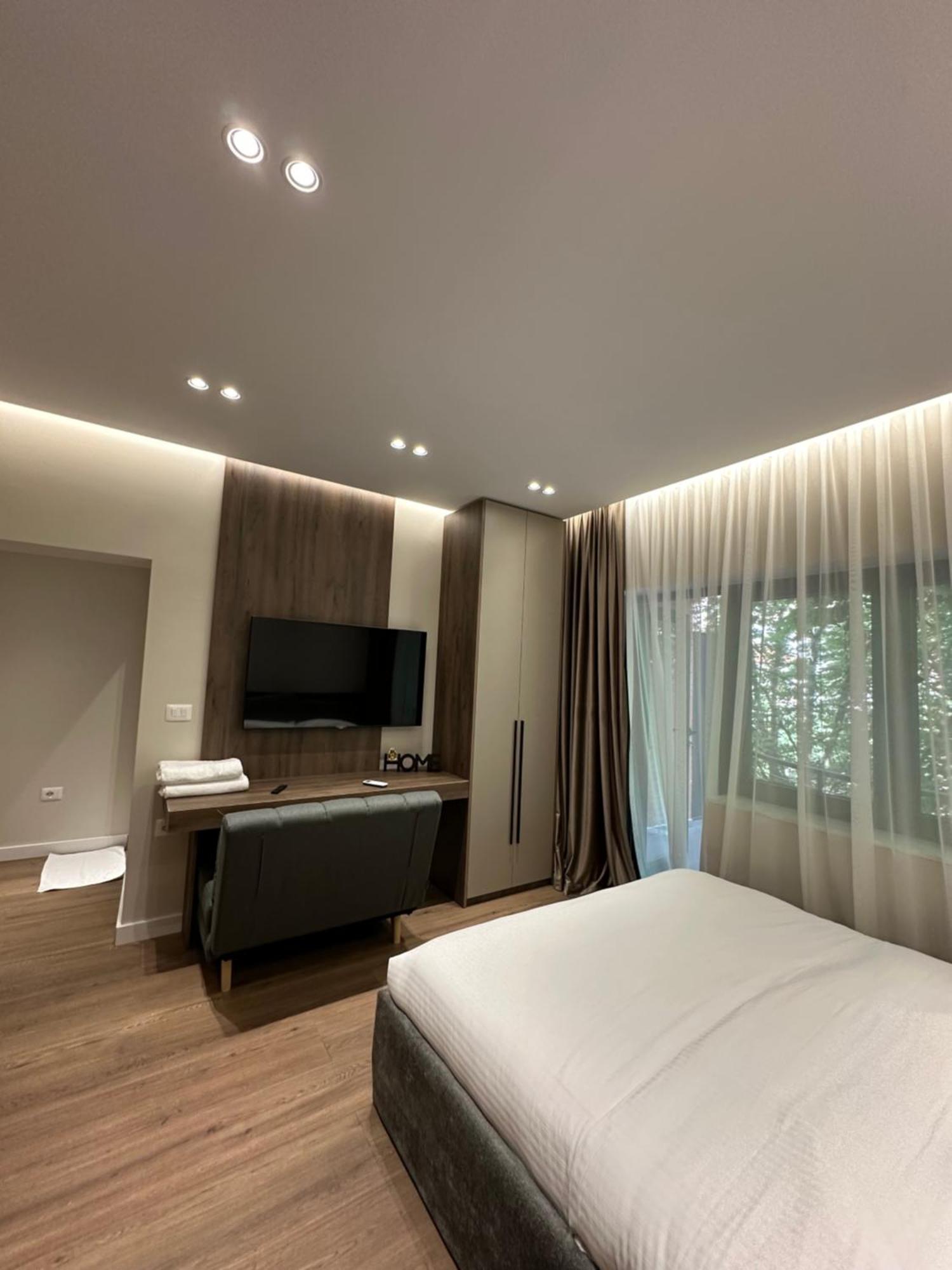Lux Stay Tirana Bagian luar foto